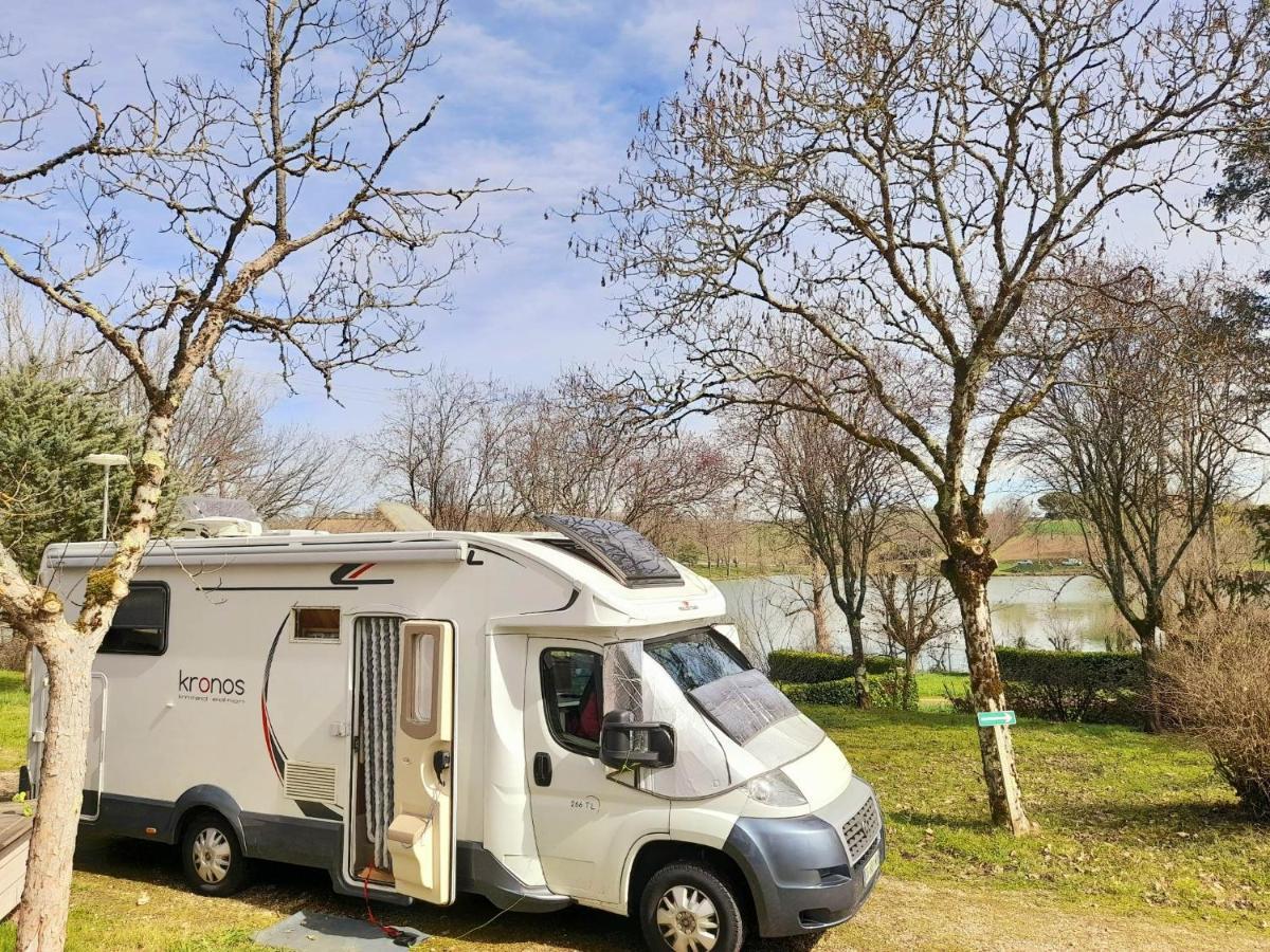 Les Auzerals Camping Du Lac Hotel Rabastens Bagian luar foto