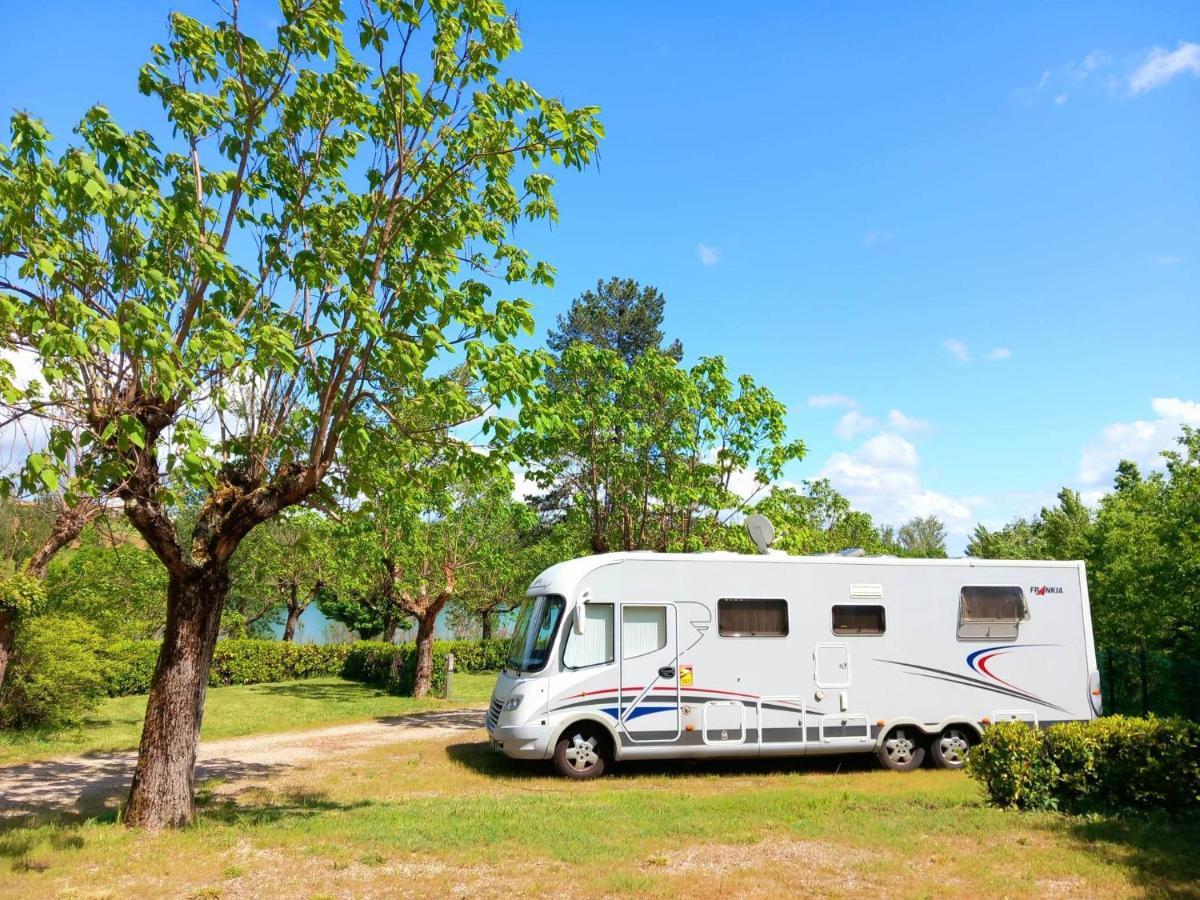 Les Auzerals Camping Du Lac Hotel Rabastens Bagian luar foto