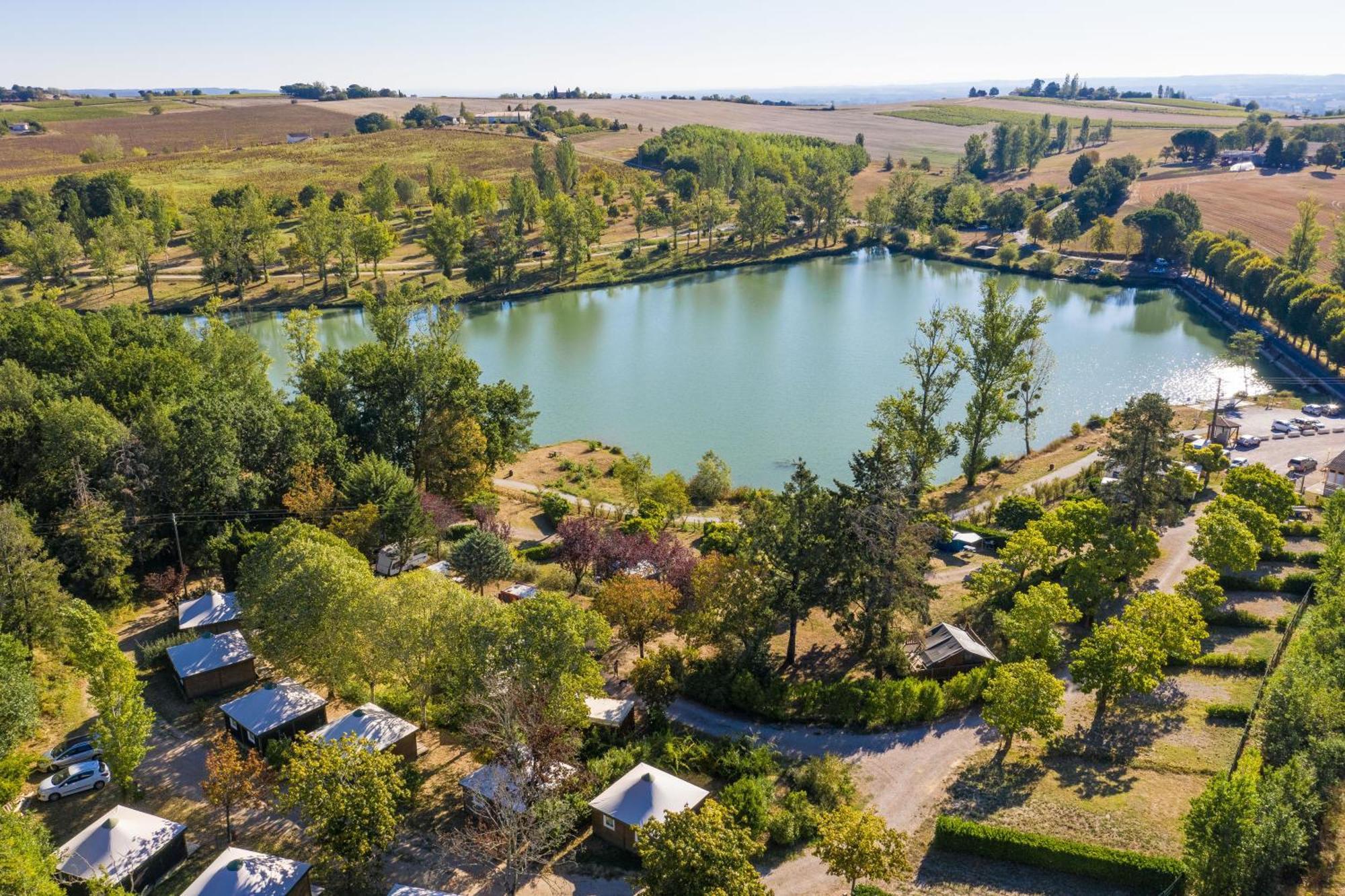 Les Auzerals Camping Du Lac Hotel Rabastens Bagian luar foto