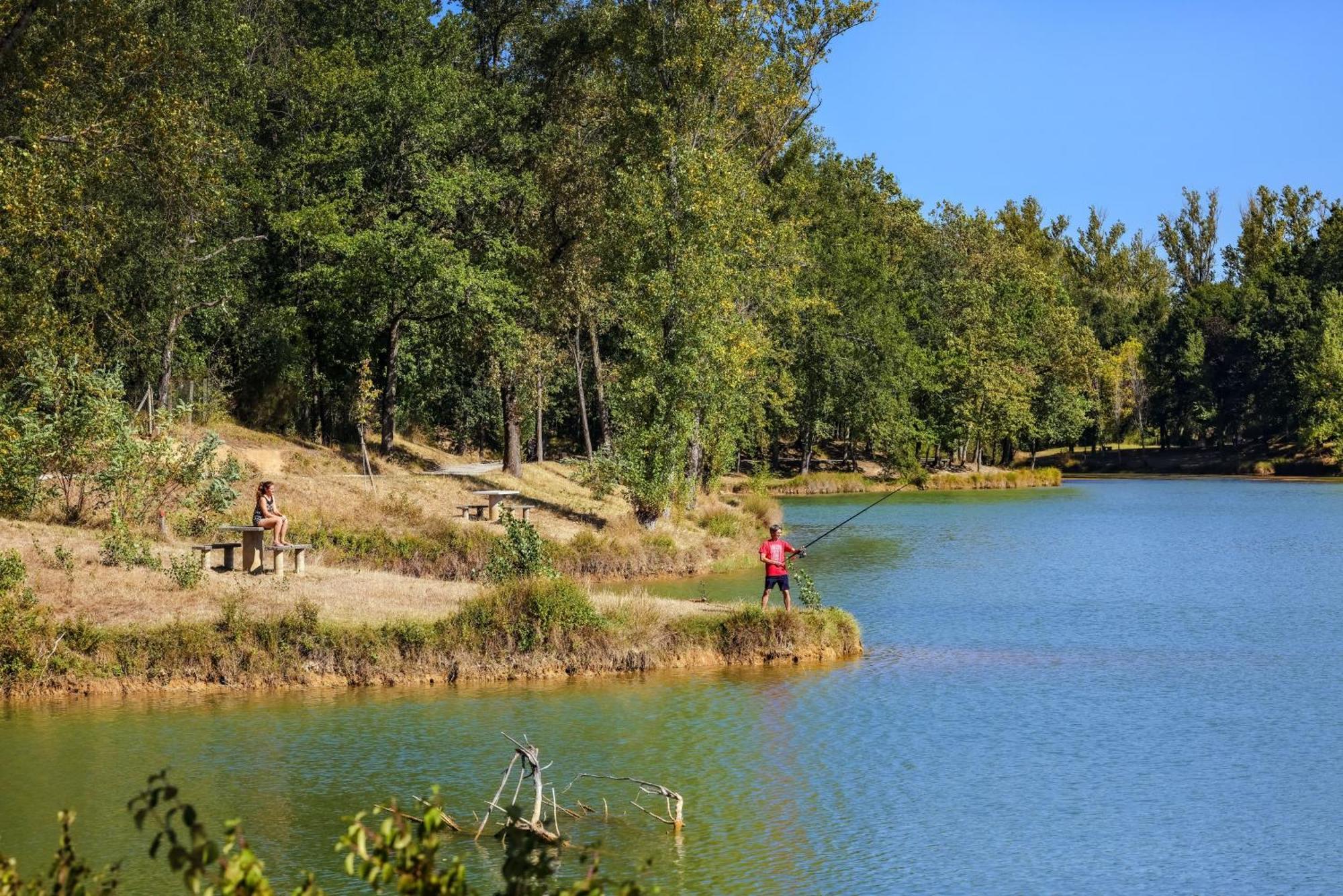 Les Auzerals Camping Du Lac Hotel Rabastens Bagian luar foto